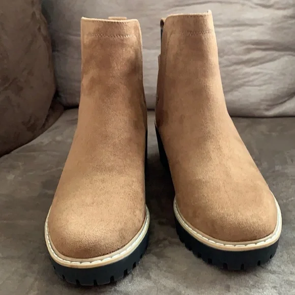 ❌SOLD❌Dolce Vita Chelsea Boots - Picture 5 of 6